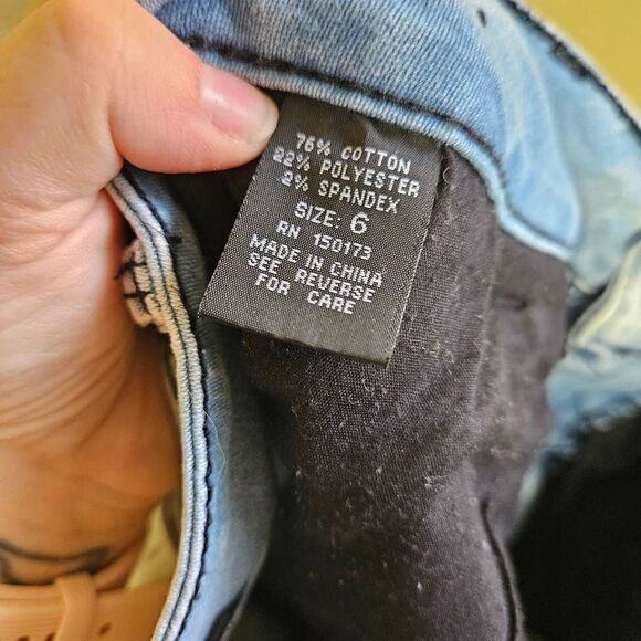 Thorn Curvy Capri Jeans - Picture 8 of 8